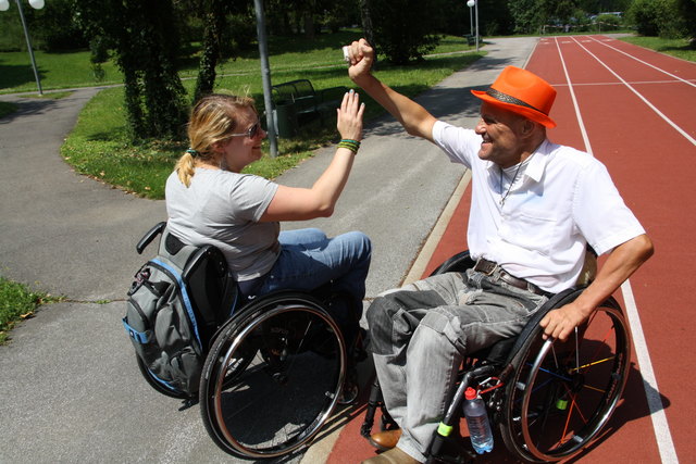 Einer der beiden hatte beim Rollstuhl-Schnellfahren die Nase vorn, aber gewonnen haben beide