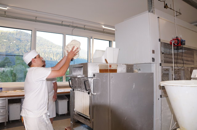 Der Teig kommt in die Semmelmaschine und wird portioniert.