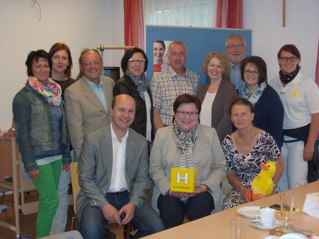 Erni Jungwirth (Pflegedienstleitung Mostviertel), Karin Paungarttner (Leiterin Familien- und Beratungszentrum), Hans Redl (Betreutes Wohnen  Hainstetten), Hermi Berger (Sozialkoordinatorin Ferschnitz), Bgm. Franz Zehethofer (Viehdorf), Vbgm. Sabine Dorner (Winklarn), Bgm. Gottfried Eidler (Neuhofen), Renate Egelseer (Betriebsleiterin), Verena Weichinger (leitende Pflegefachkraft)
Sitzend: Bgm. Hannes Pressl (Ardagger), LAbg. Bgm. Michaela Hinterholzer (Präsidentin NÖ Hilfswerk) | Foto: Hilfswerk