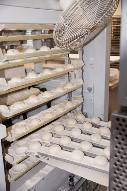 Das sind die maschinell gefertigten Semmel. Sie werden einzeln portioniert…