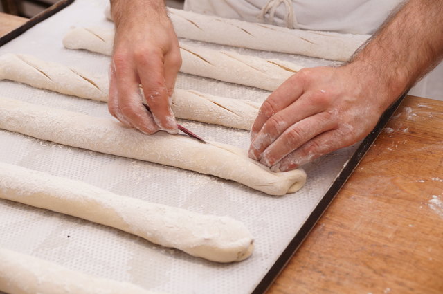 Jedes Baguette wird mit einer Rasierklinge eingeritzt. Nur so können sie die perfekte Form entfalten.