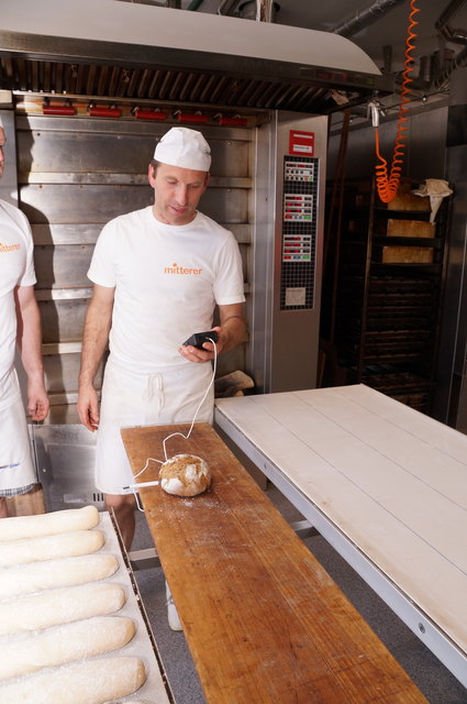 Temperatur passt – jetzt ist das Holzofenbrot fertig.