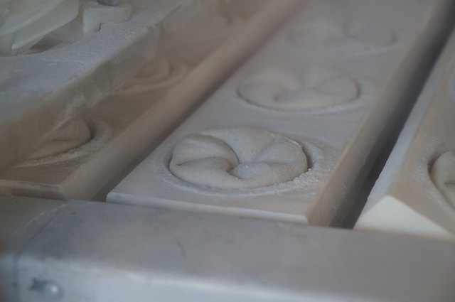 …und bekommen anschließend die charakteristische Semmelform verpasst.