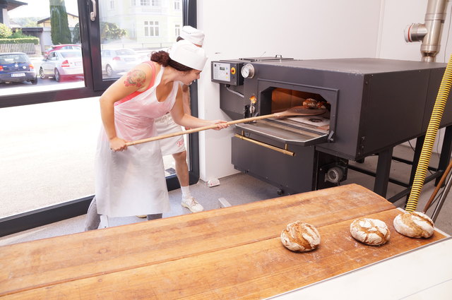"Die Semmel ist das Kind eines jeden Bäckers" – dementsprechend vorsichtig hole ich das Gebäck aus dem Holzofen.