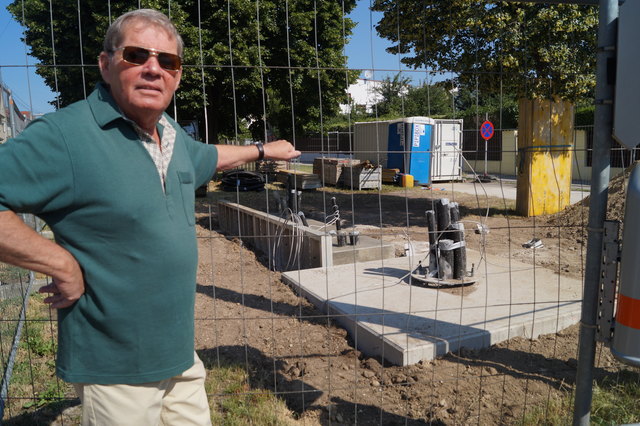 Karl Hessl empört: "Wieso wird ein Handymast direkt in ein Wohngebiet gebaut?"
