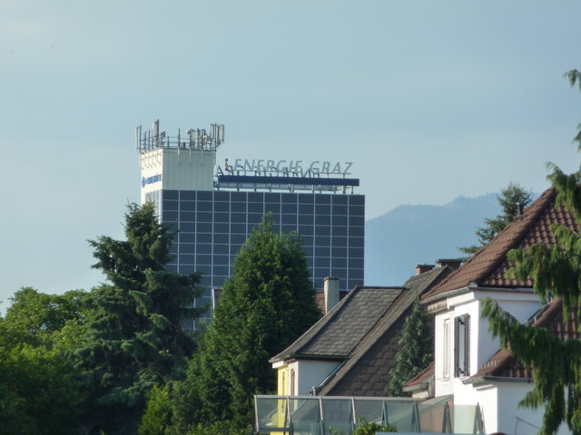 Mit dem Strom vom Power-Tower können aktuell etwa 26 Prozent der Verschwendungen bei der Nahverkehrsdrehscheibe ausgeglichen werden. Woher kommen die restlichen 74 Prozent?