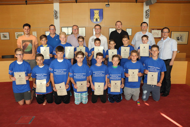 M. Bakota, H. Stückler, J. Bernsteiner, H. Linhart, S. Grundner, F. Kerschbaumer, H. Zmerzly und die U-14-Kicker.