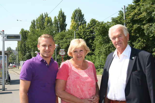 Sie kämpfen für eine bessere Öffi-Anbindung von Kaiserebersdorf: Michael Dedic, Eva-Maria Hatzl und Peter Kriz (v.l.).