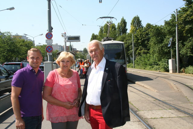 Sie kämpfen für eine bessere Öffi-Anbindung von Kaiserebersdorf: Michael Dedic, Eva-Maria Hatzl und Peter Kriz (v.l.).