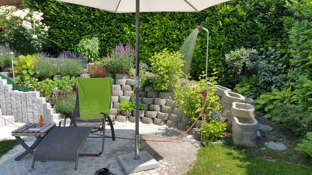 Krankheitsbedingt kann ich mich leider nur auf meinen schönen Garten mit Gartendusche begrenzen! Aber ich fühl mich wohl und find auch abkühlung. 