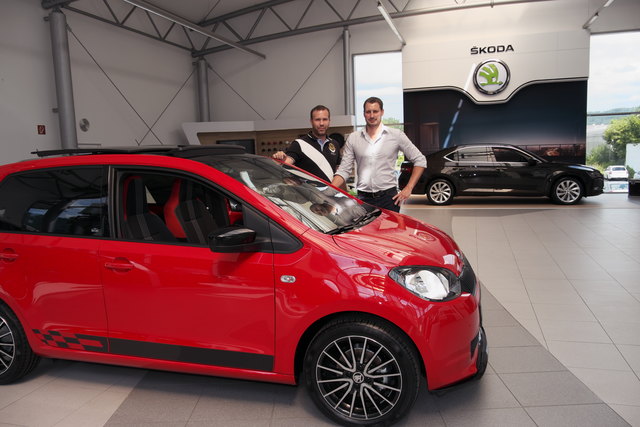 Raimund Reszler (l.) und Philipp Wagner (r.) im neu gestalteten Skoda-Schauraum bei Orthuber Gloggnitz.