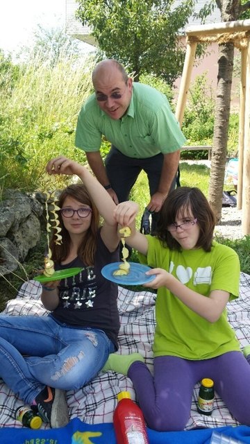 Dr. Johannes Kritzl vom LAMUN mit Lisa Gattinger und Lisa Neuhauser beim Picknick. | Foto: privat