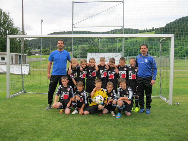 Die beiden Trainer Roman Lobner und Bernhard Lauhard freuten sich mit ihrer Truppe über den Titel | Foto: KK