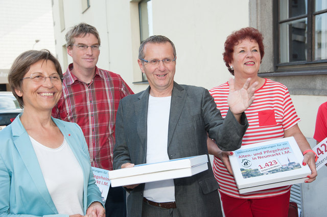 Rechts außen Burgi Herzog, die persönlich 350 Unterschriften gesammelt hat. Links Landesrätin Gerti Jahn, dann Wolfgang Neumüller, der unter anderem Vorstandsmitglied des Samariterbundes Oberösterreich ist und sich inhaltlich sehr aktiv einbringt, sowie Bürgermeister Christian Denkmaier.