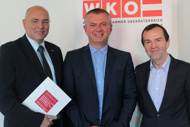 WKO Ried-Leiter Christoph Wiesner mit Josef Heißbauer und Alfred Frauscher.