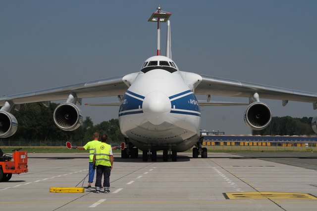 Die entgültige Parkposition für das russische Frachtflugzeug.