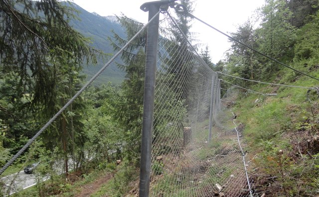 Der neue Metallzaun schützt die MiemingerStraße vor brüchigem Dolomitfels.