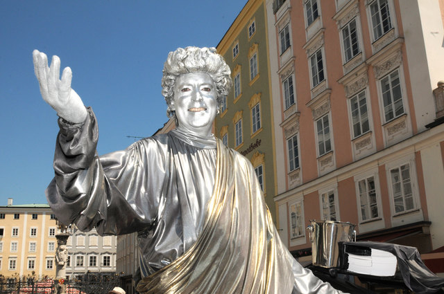 Edwin Hödl alias "Ed Silver" schwebt als Geist von Mozart über dem Alten Markt.