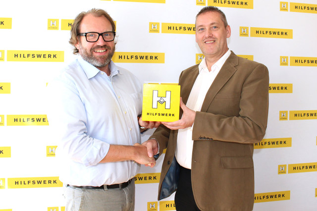 Geschäftsführer Christoph Gleirscher gratuliert Franz Knapp, dem neuen Leiter des Bereiches Finanzen