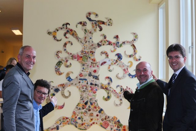 Zusammen mit dem Elixhausner Keramikkünstler Gerhard Oberholzner bastelten die Kinder einen Keramikbaum aus 123 Einzelteilen | Foto: Volksschule Elixhausen/Bürgermeister M. Kurcz