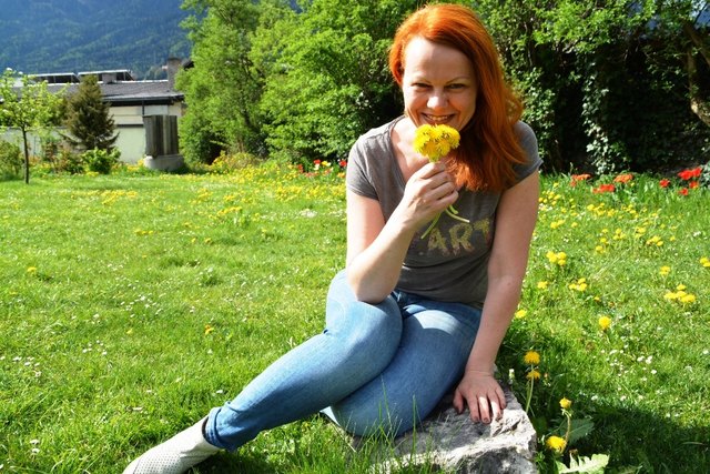 WFT-Gemeindevorständin Cornelia Hagele kämpft für den Schutz der Bienen und startet dafür eine weitreichende Kampagne mit dem Titel „Vielfältig blühendes Telfs“.