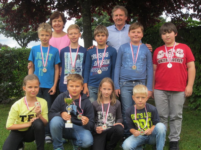 Die Silbermedaillengewinner aus der VS Naarn v.l.n.r.:
vorne: Lara Kirchweger, Paul Strasser, Franziska Link, Dominik Haunschmidt. hinten: Konstantin Riegler, VOL Susanne Palmetshofer, Moritz Satzinger, Jakob Winklehner, OSR Dir. Karl Brunner, Felix Hader und Rafael Lichtenberger.
