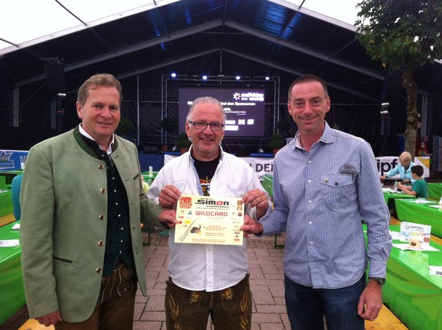 Saalfeldens Bürgermeister Erich Rohrmoser und Sportstadtrat Thomas
Schweighart nahmen die Wildcard für die Gemeindevertretung von
Auffiradlerveranstalter beim Saalfeldner Sportfest Werner Schmidt entgegen.