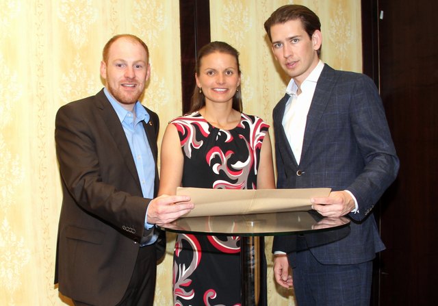 V.l.: JVP-Landesobmann Dominik Schrott, LAbg. Bettina Ellinger und JVP-Bundesobmann Sebastian Kurz setzen sich für „Politische Bildung“ als Pflichtfach ein.
(Foto: JVP)