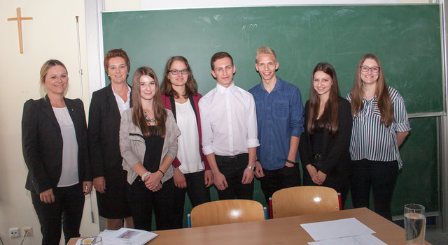 Die ausgewählten Bewerber mit Barbara Blassnig (Leiterin Human Ressource Management) und Michaela Juen (Bereichsleiterin Privatkunden) von der Sparkasse Imst AG und einem Teil des Projektteams. | Foto: Foto: Sparkasse Imst AG