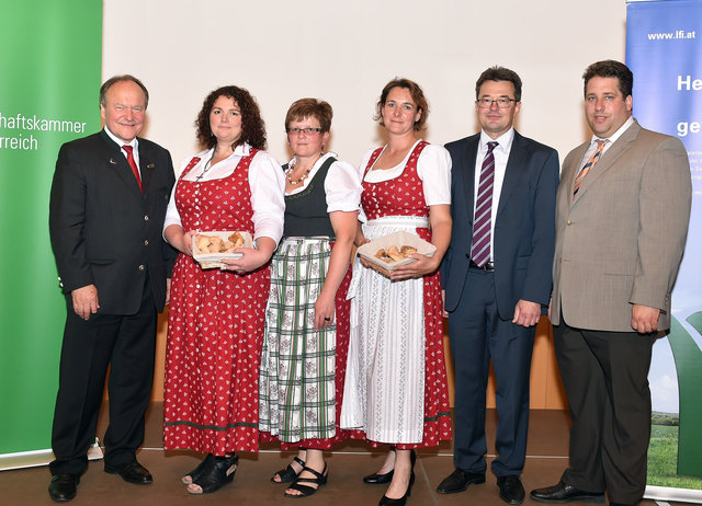 1. Reihe v.l.n.r.: Präsident Hermann Schultes, Romana Weber (ZLG Brotbotschafterin), Anita Unger (ZLG Brotbotschafterin) Gabriele Thaller (ZLG Brotbotschafterin), GF DI Johann Schlögelhofer,
Obm. LKR Andreas Ehrenbrandtner