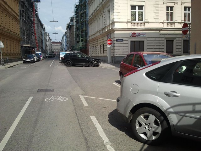 Fahrradfahrer war hier geradeaus unterwegs, von rechts kommender Autofahrer schnitt die Kurve ohne etwas sehen zu können.