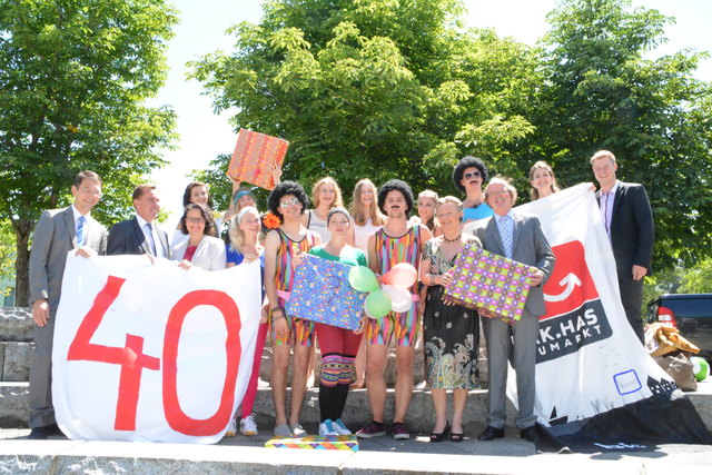Lehrer, sowie Schüler und zahlreiche Ehrengäste feierten das 40-jährige Betstehen der HAK.HAS Neumarkt