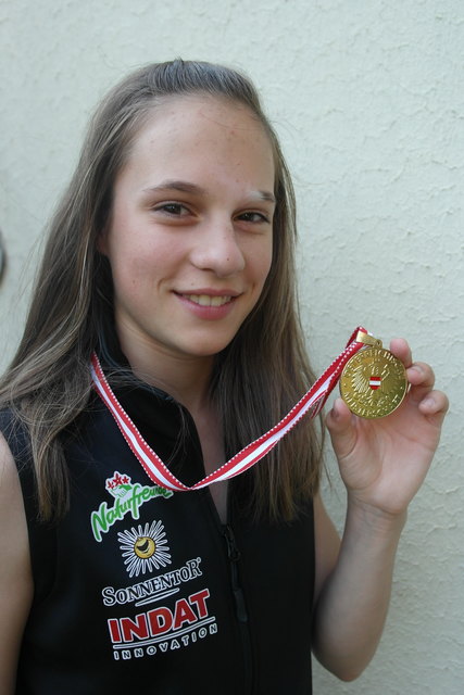 Lea Vierthaler darf über ihren Meistertitel der Klasse U14 jubeln.