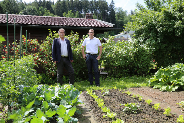 SR Gerhard Fritz und Amtsleiter Thomas Klingler (Grünanlagen) bewundern den Nutzschrebergarten in der Luigenstraße.