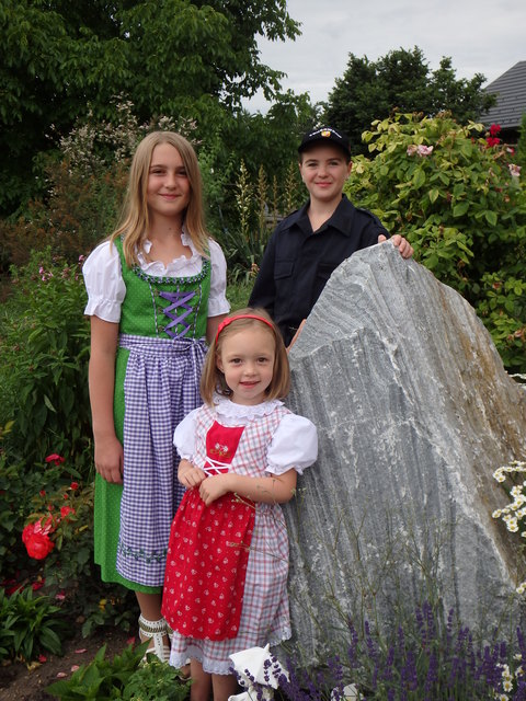 Carina Hahn (grünes Dirndl), Emma Gwirtner (rotes Dirndl) und Laura Dundler (FF Jungend)