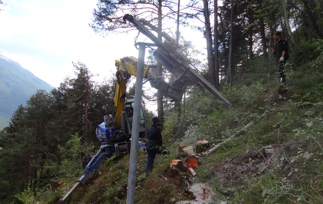 Herausfordernde Baustelle in 38 Grad steilem Berghang. | Foto: Foto: Land Tirol