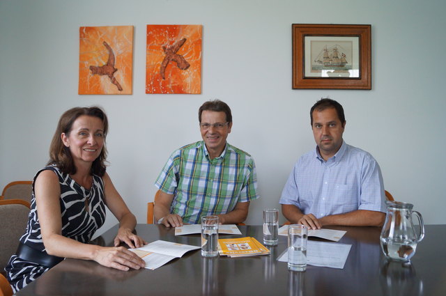 Anne Blauensteiner, MA (Bezirksvertreterin Frau in der Wirtschaft), Service-Center-Leiter Emmerich Temper (NÖGKK) und Bezirksstellenleiter Mag. Mario Müller-Kaas (Wirtschaftskammer) beim Informationsaustausch.