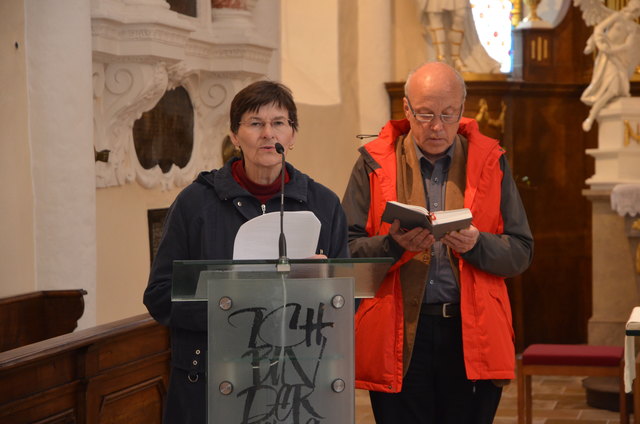 Marianne und Peter Haberfehlner beim Friedensgebet in St. Veit