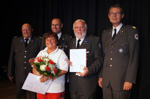 Ehrung mit der Verdienstmedaille in Gold (v.l.) Bezirksleiter Hans-Urs Krause, Karin Gründhammer, Thomas Wimmer, Herbert Fleckl mit Direktor Thomas Wegmayr.