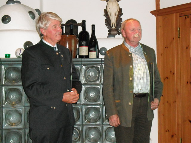 Hofrat Mag. Rupert Dirnberger und Johann Koller wurden mit der Raiffeisennadel in Silber ausgezeichnet