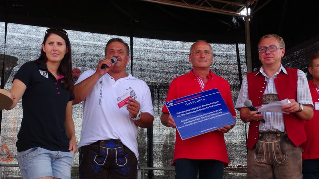 (v.l.n.r.) Ski-As Conny Hütter, DJ Tom, Josef Steinbauer und Moderator Paul Prattes bei der großen Verlosung zahlreicher toller Preise.