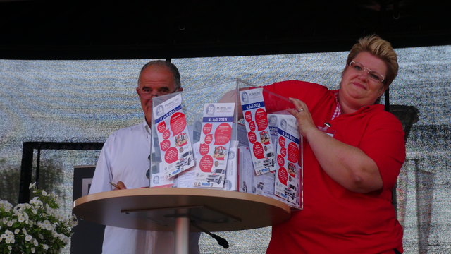Manuela Gürtl betätigte sich als Glücksengerl bei der großen Verlosung zahlreicher toller Preise.