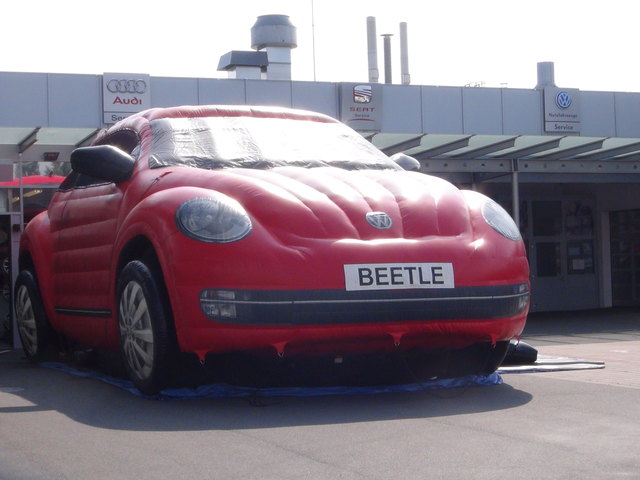 Der VW Beetle bereitete den Kleinsten als große Hupfburg viel Freude.