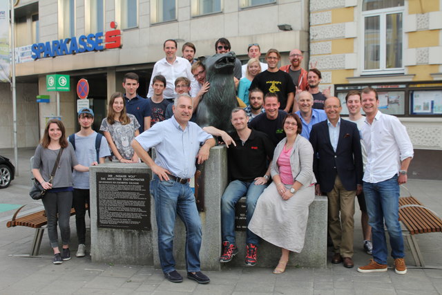 Die Mitglieder der jungen Bands trafen sich mit den Sponsoren, Wirten und Organisatoren zur Besprechung des „Amstettner Pflastersound“. | Foto: privat