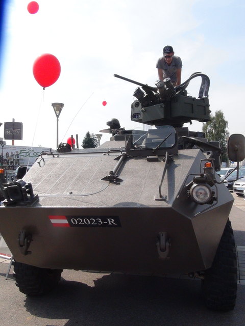 Auch das Jägerbataillon aus Straß war mit einem Pandur beim Porsche-Jubiläumsfest vertreten.