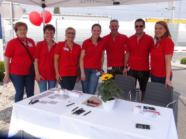 Dieses Team bereitete den vielen Gästen bereits am Eingang einen herzlichen Empfang und lud zur Teilnahme am Gewinnspiel oder einem Helikopter-Rundflug ein.