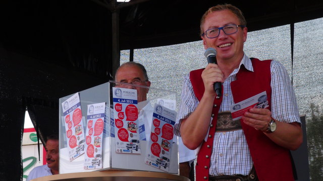 Moderator Paul Prattes hatte bei der großen Verlosung der zahlreichen Preise des Jubiläumsgewinnspiels alle Hände voll zu tun.