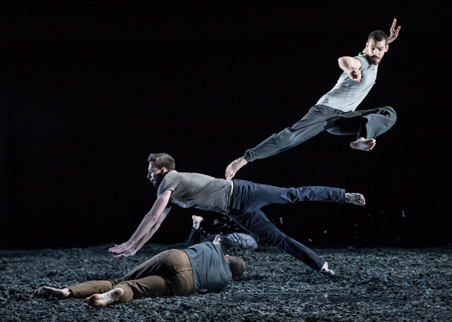 Auch der ungarische Tänzer und Choreograf Máté Mészáros ist mit seiner Arbeit "Hinoki" Gast des Festivals.