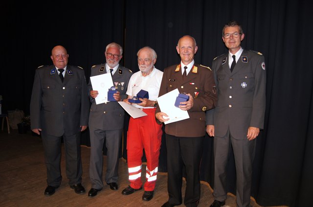 Dr. Walter Phleps, Adi Englbacher und Bezirksbrandinspektor Hubert Ritter (v.l.) freuen sich über die besondere Auszeichnung, dem Rot Kreuz Kristall – im Bild mit Bezirksstellenleiter Hans-Urs Krause (l.) und Direktor Thomas Wegmayr (r.)