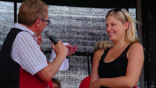 Anna Löschnig aus Deutschlandsberg gewann den Hauptpreis bei der Verlosung, einen VW Tiguan für ein ganzes Jahr.